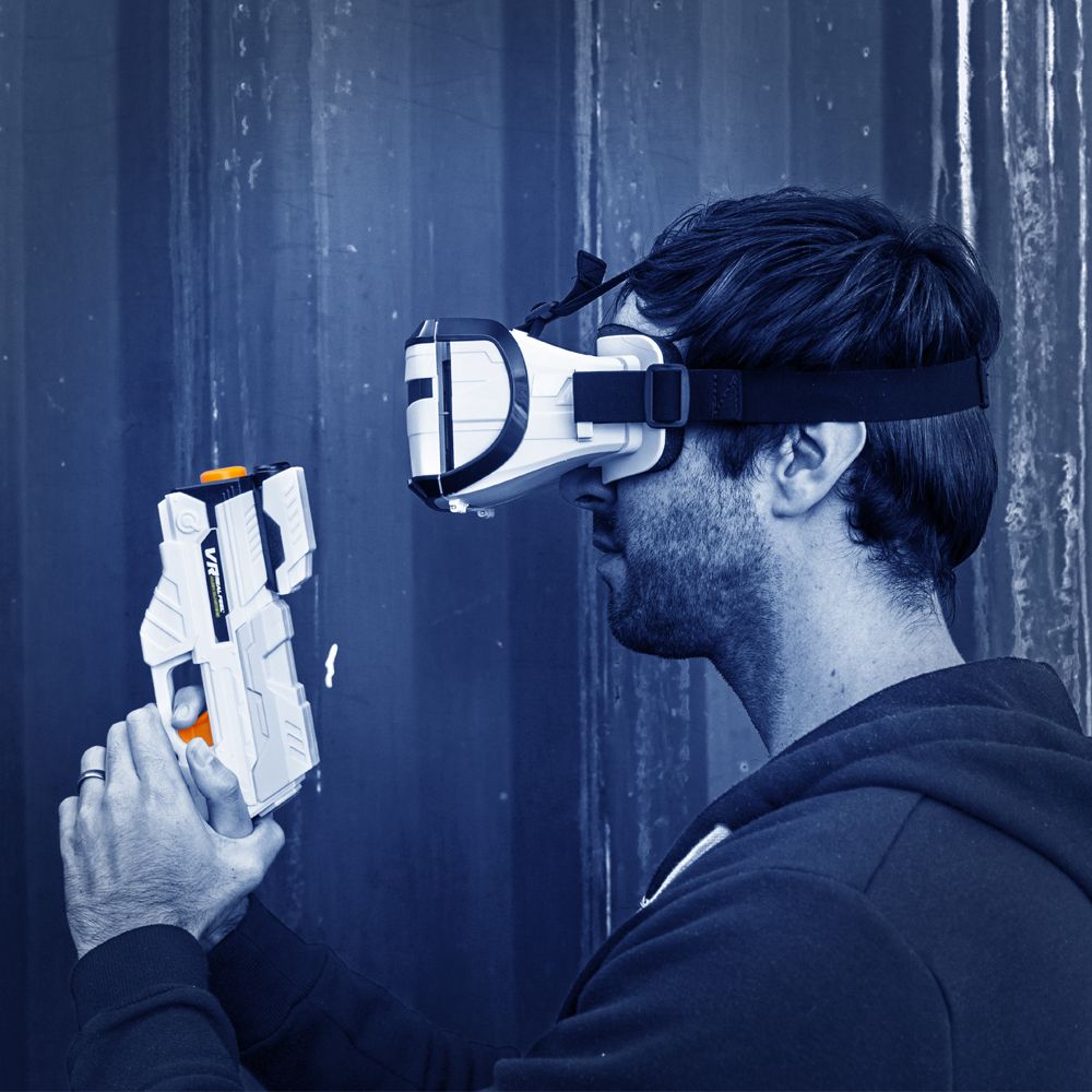 عینک واقعیت مجازی VR Real Feel Alien Blaster با تفنگ در حال بازی